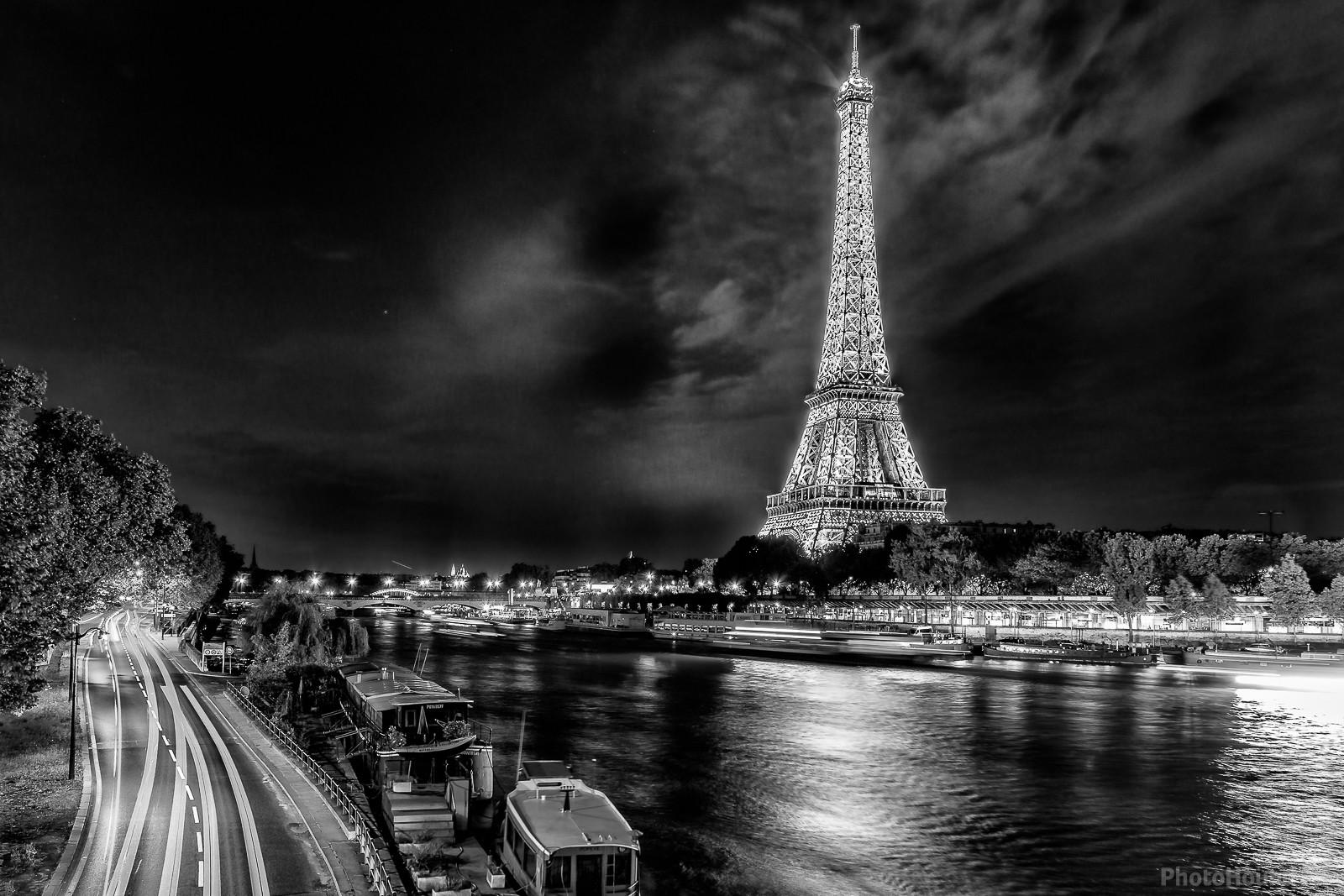 Image of Eiffel Tower view from Pont Bir Hakeim by Frédéric Monin
