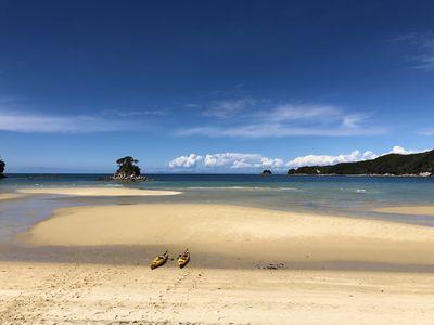 New Zealand photo spots - Two kayaks with low tide in Kaiteriteri beach