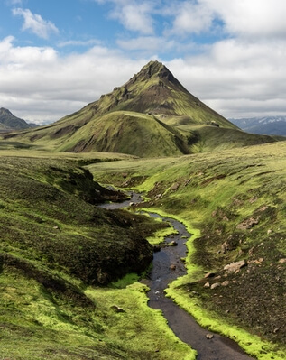 photo spots in Iceland - Laugavegur moss stream