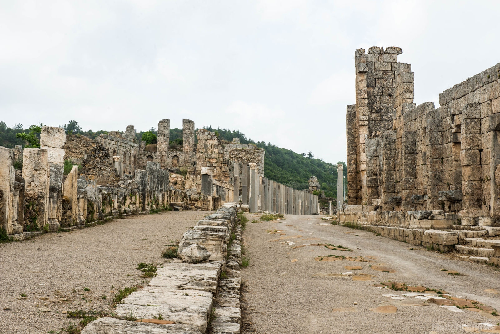 Image of Perge ruins by Wayne & Lyn Liebelt