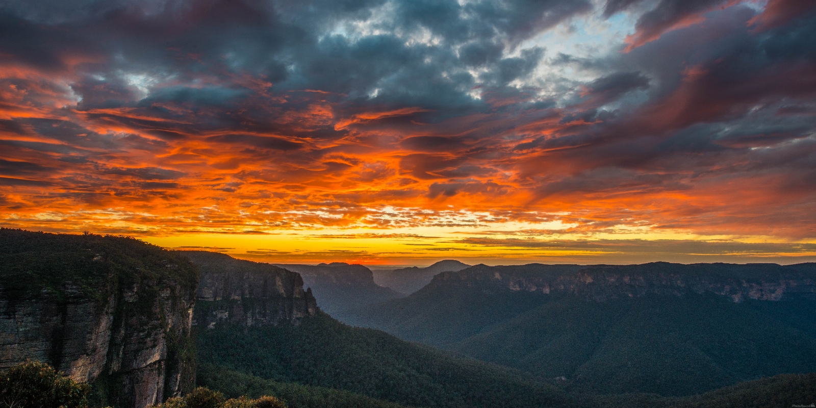 Image of Govetts Leap Lookout by Wayne & Lyn Liebelt