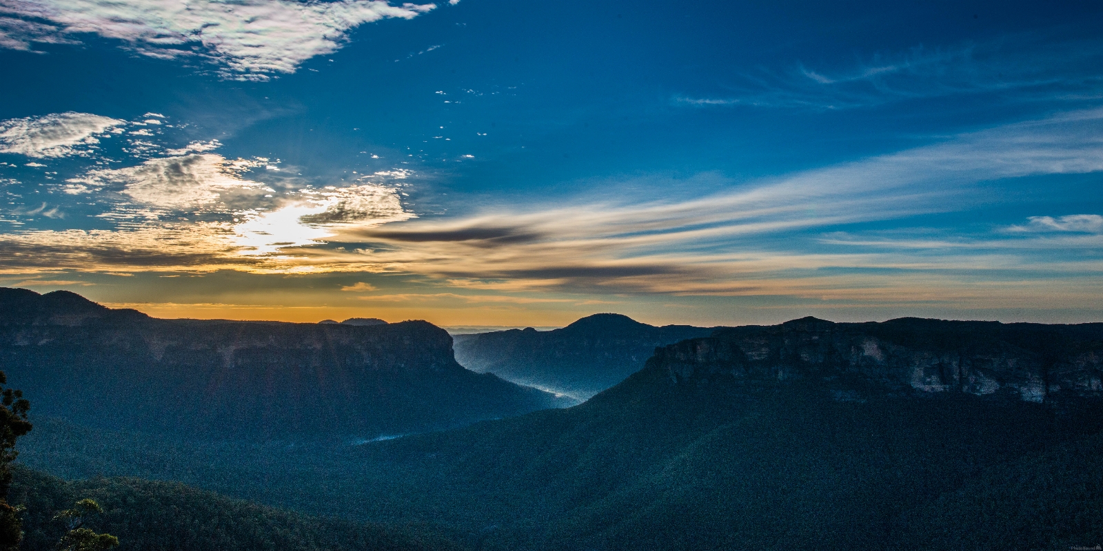 Image of Govetts Leap Lookout by Wayne & Lyn Liebelt