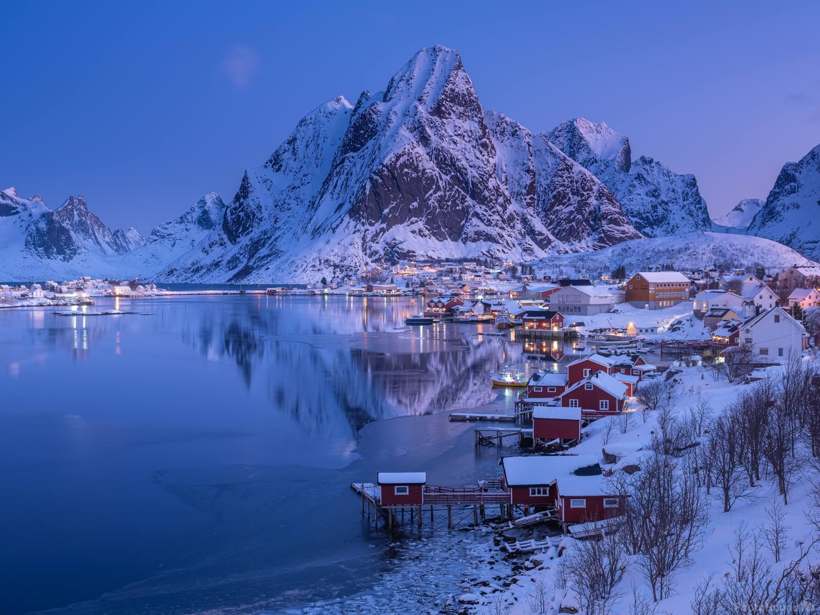 Image of Reine car park by Jennifer Brühlmann