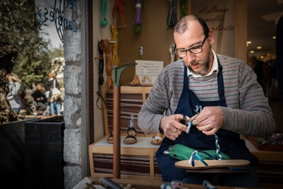 photo spots in Campania - Anacapri – Sandals Craftsmans via Capodimonte