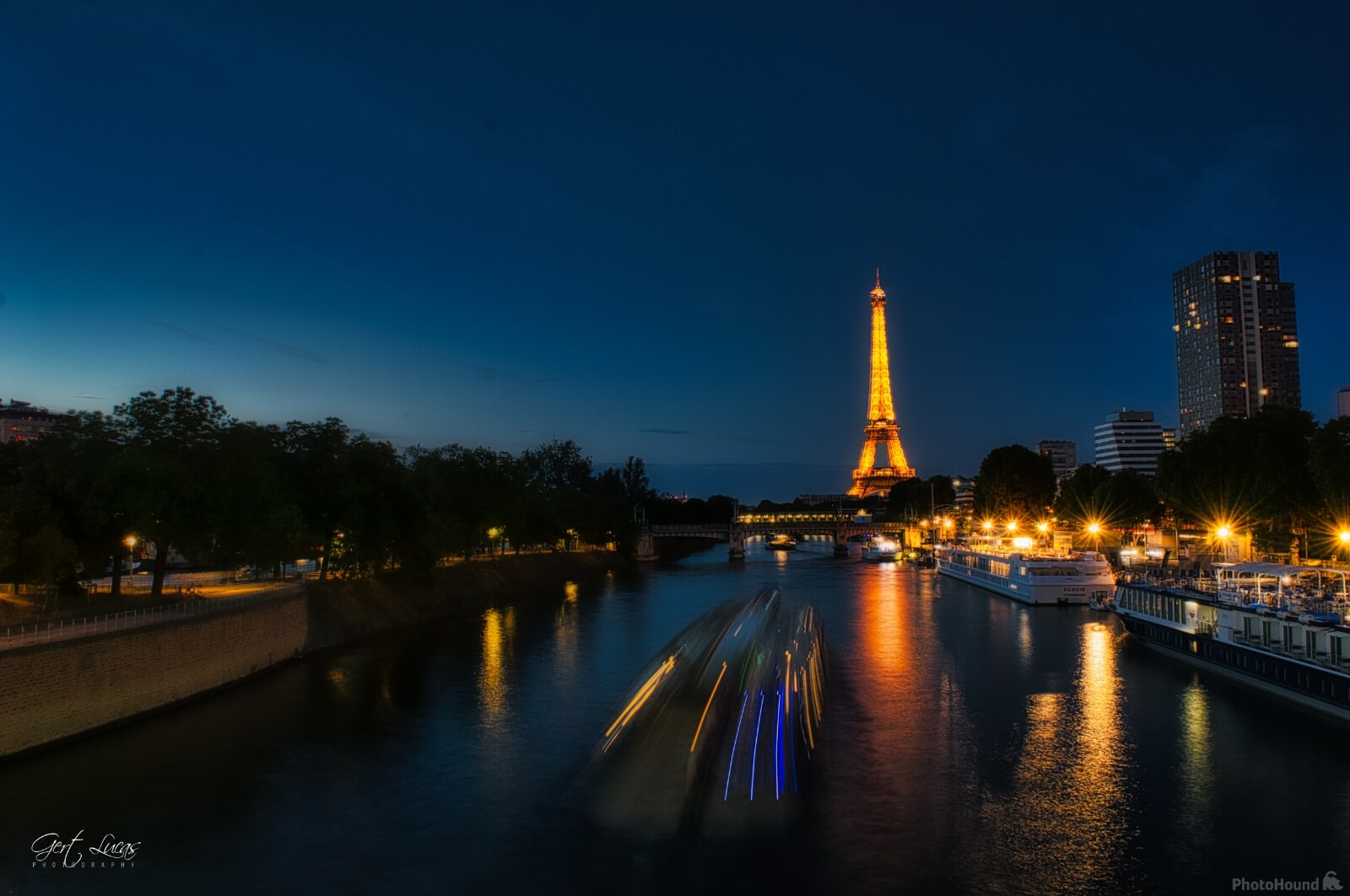 Image of Eiffel Tower from Pont de Grenelle by Gert Lucas
