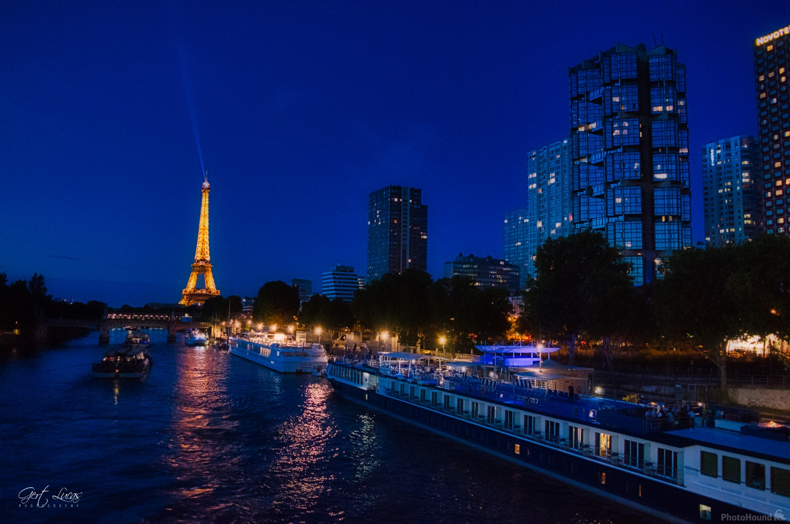 Image of Eiffel Tower from Pont de Grenelle by Gert Lucas