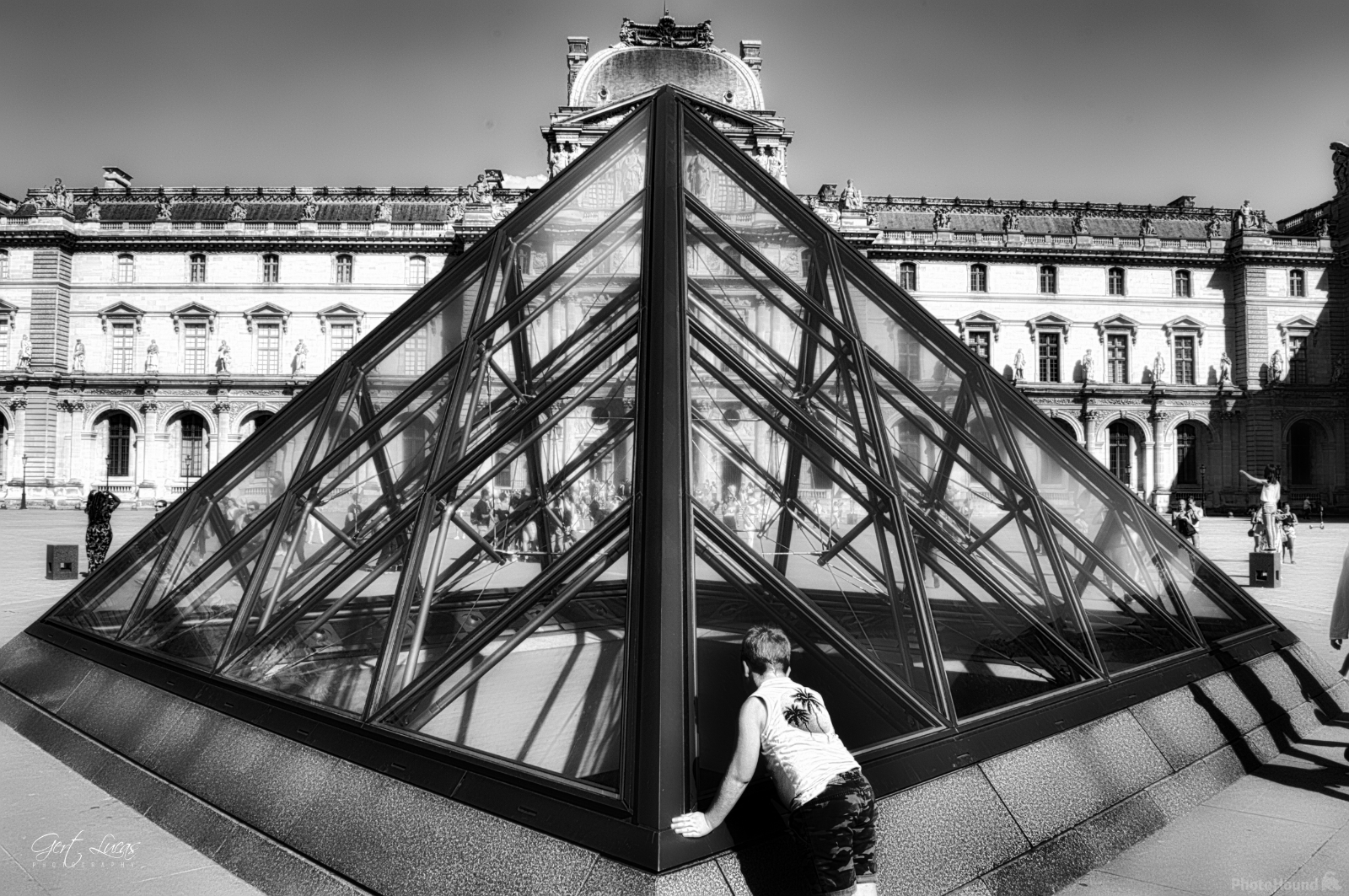 Image of Pyramide du Louvre (Louvre Exterior) by Gert Lucas