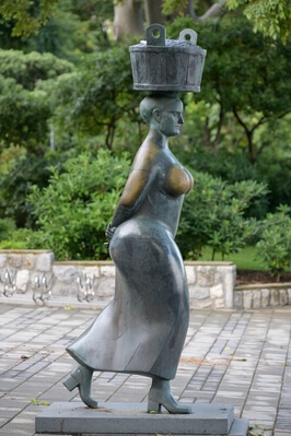 images of Croatia - Washer Woman Statue