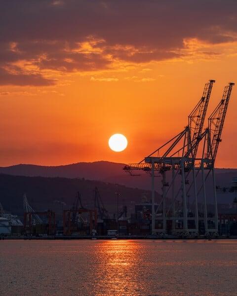 Sunrise from Žusterna towards Port of Koper (1/15 f22, ISO 100)