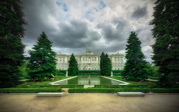 A photo of the epic Royal Place and its Garden ..u need to walk around ,,the garden is big enough to enjoy and maybe drink ur coffee after shooting ,, at the back of the place also a very uniqueCatedral de la Almudena ,, took me 5/10mn by walking 