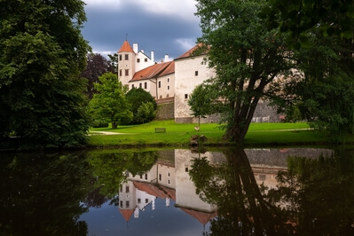 Telč Castle Park, château reflecting in the pond