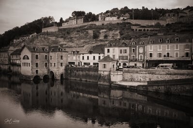 Dordogne photography locations - Medieval houses on the river bank in Terrasson-Lavilledieu