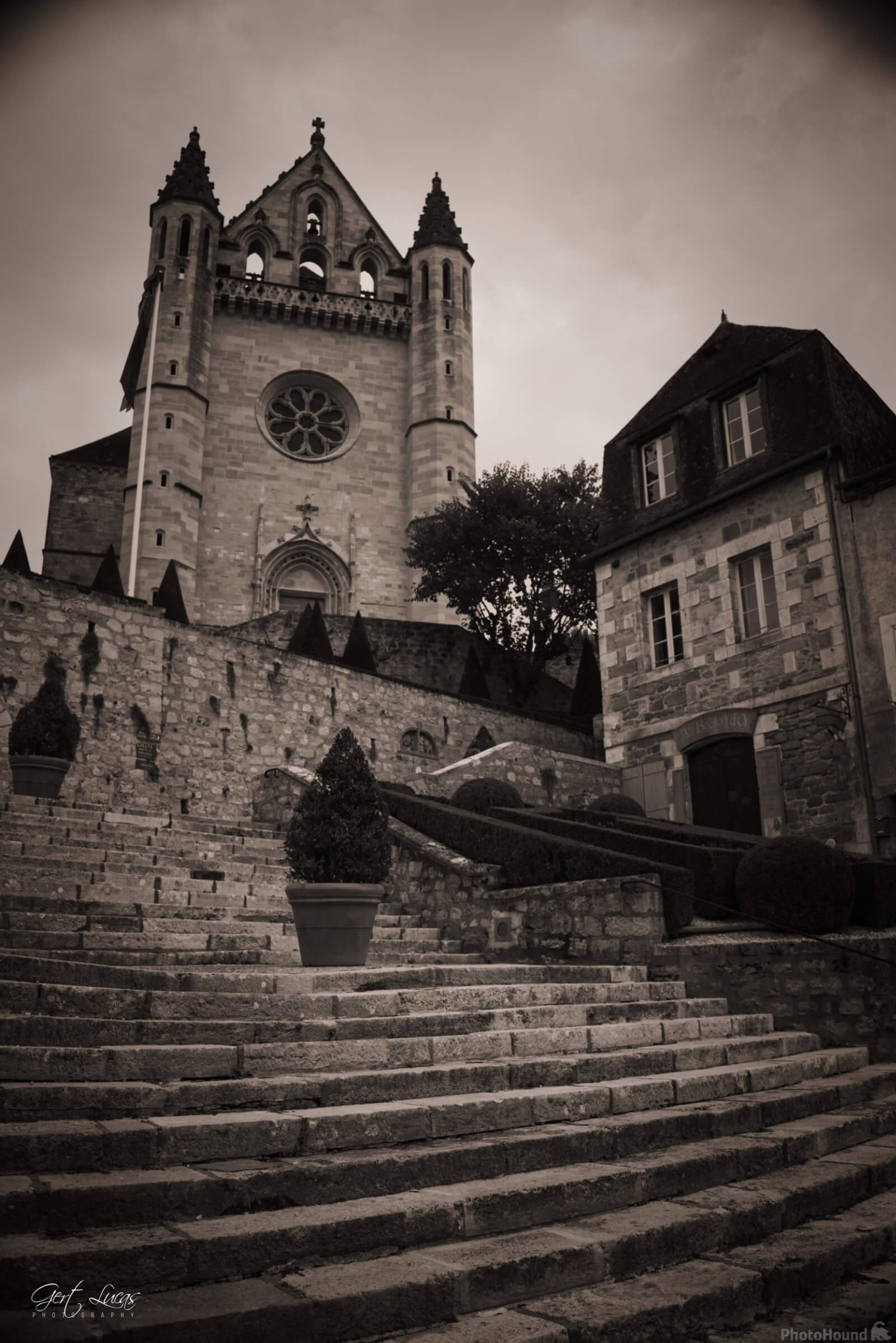 Image of Saint-Sour Church at Terrasson-Lavilledieu (exterior) by Gert Lucas