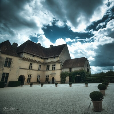 Chateau de Losse  - inside courtyard