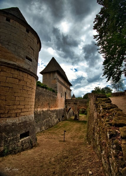 Chateau de Losse - the Moat (acces)