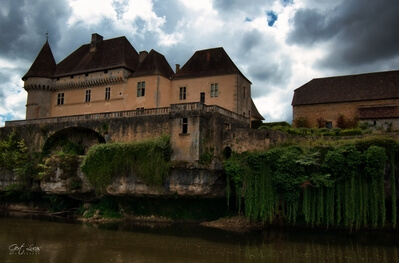France pictures - Chateau de Losse (from across Vézère-River)