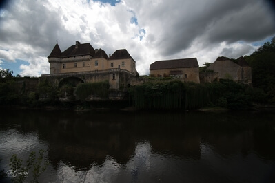 photography locations in Dordogne - Chateau de Losse (from across Vézère-River)