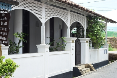 Jasmine Cottage an old house with wide verandas in the Fort