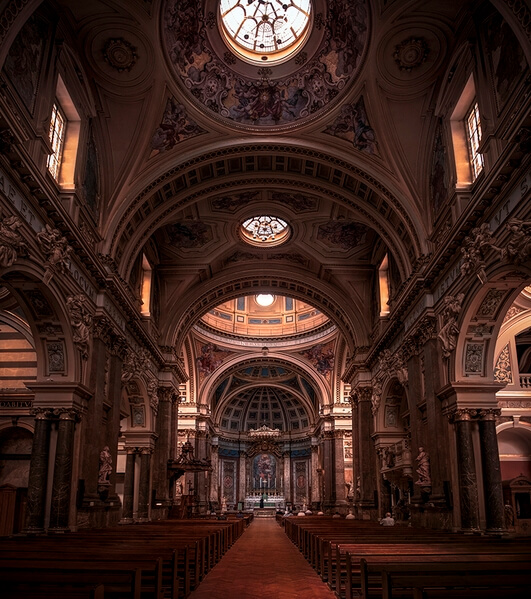 The Brompton Oratory is a large neo-classical Roman Catholic church built in an ‎Italian Baroque style
