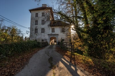 Slovenia images - Gradac Castle on Lahinja River