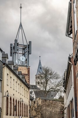 Juxtaposition of a modern, contemporary spire contrasting with the spire of Neuwerkkirche's spire. It is the spire of Neuwerkkirche that guides the visitor from the station to the town gate.