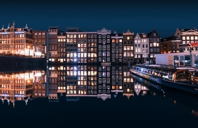pictures of Amsterdam - Damrak Avenue