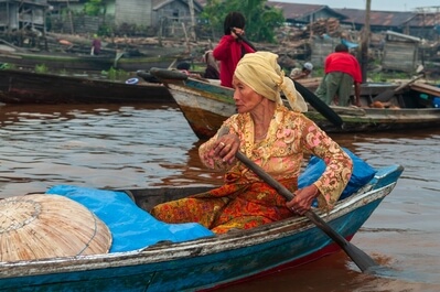 photography spots in Indonesia - Banjarmasin Floating Market