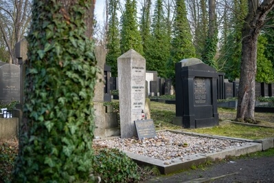 images of Prague - New Jewish Cemetery in Prague