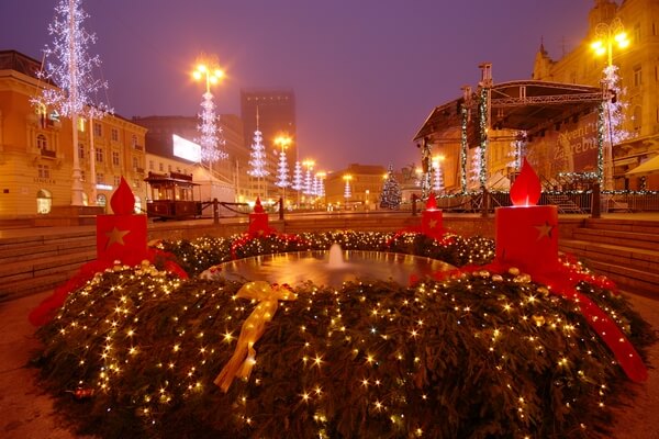 Advent wreath around Manduševec fountain on Josip Jelačić square at dawn.