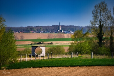 Long view over the Cube with the church of Edingen in the back.