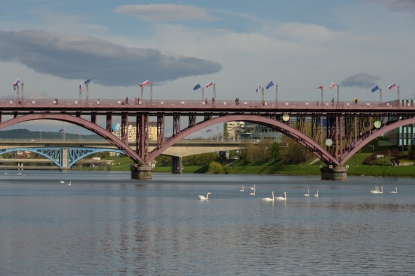 Views on Glavni most