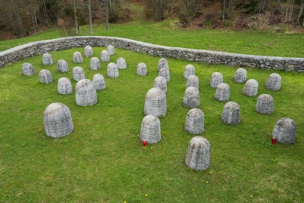 Partisan Cemetery Vojščica / Partizansko grobišče Vojščica

