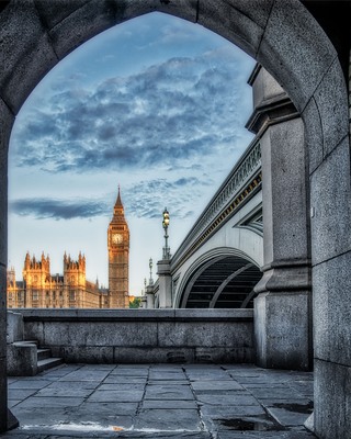 images of London - Big Ben from Westminster Bridge Passageway