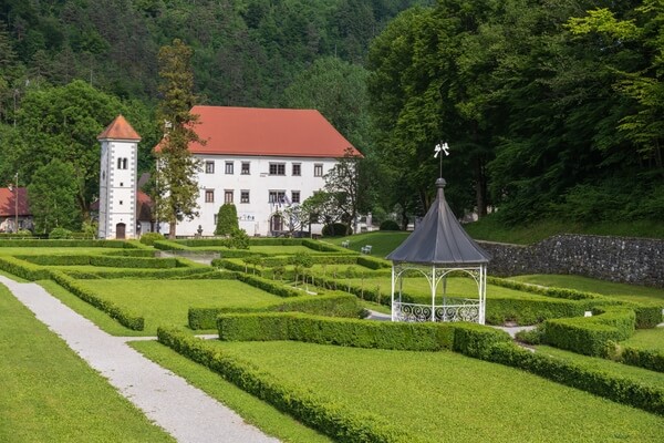 Polhov Gradec Mansion (Polhograjska graščina)