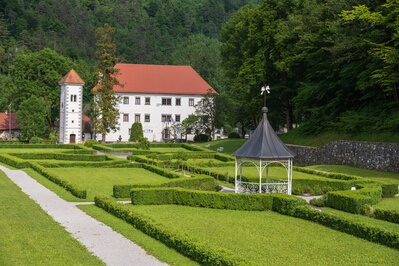 instagram spots in Slovenia - Polhov Gradec Mansion (Polhograjska graščina)