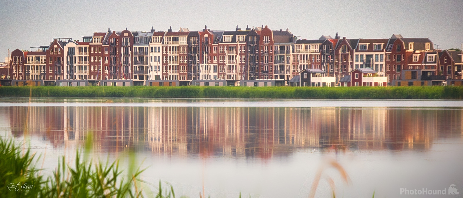 Image of Spakenburg from Eemmeerdijk by Gert Lucas