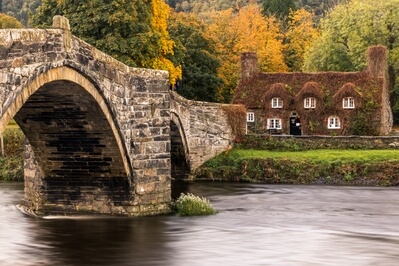 Wales instagram spots - Pont Fawr (Inigo Jones Bridge) & Tu Hwnt I'r Bont Tea Room, Llanrwst