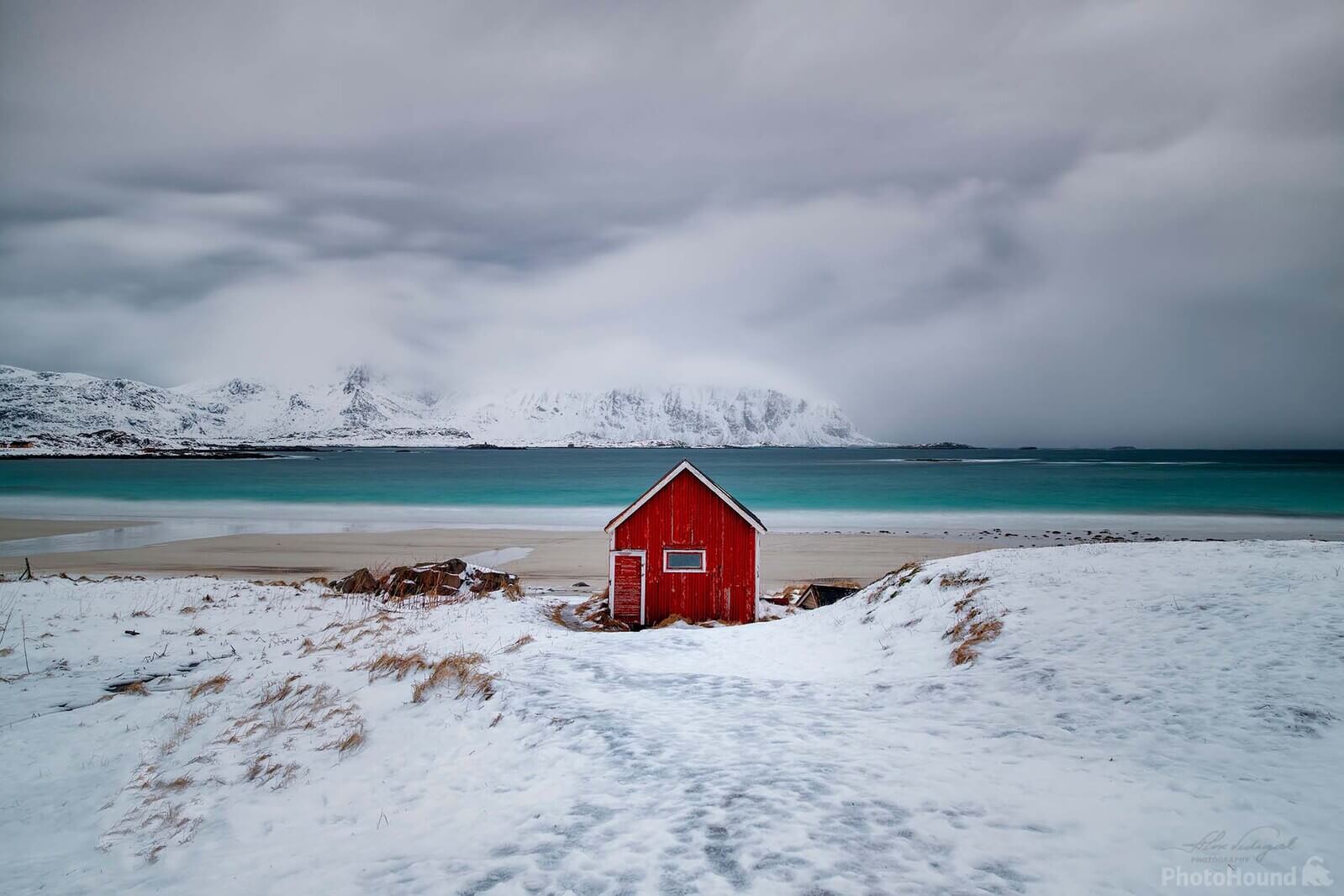 Image of Red cabin by Alexandre Vidigal