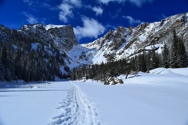 Snowshoeing across Dream Lake!