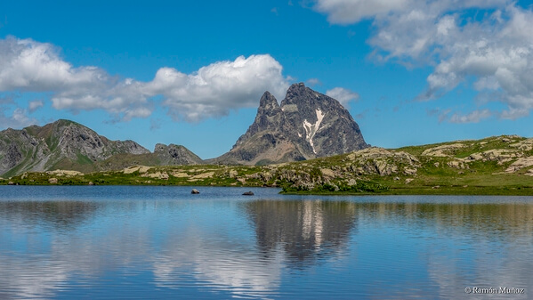 Ibón de Anayet, 2,233 m., (Spain), and in the background the Pic Midi d'Ossau, 2,885 m., (France)
