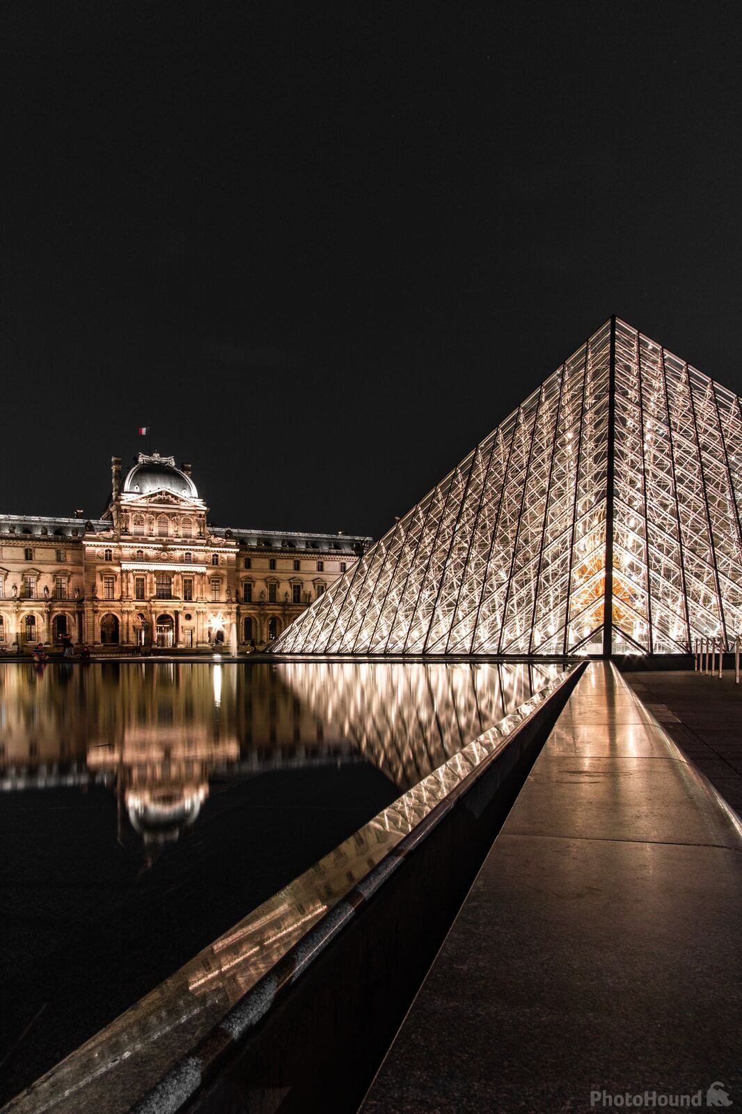 Image of Pyramide du Louvre (Louvre Exterior) by Team PhotoHound