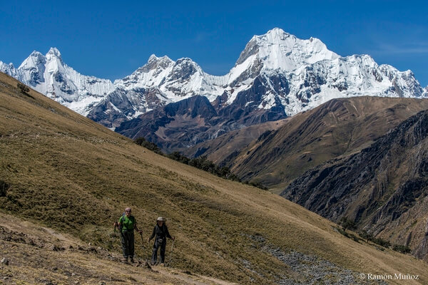 Arriving at the pass of Pampa Yamac, at 4.300 m., to go down to the village of Yamac where the trekking finishes.
