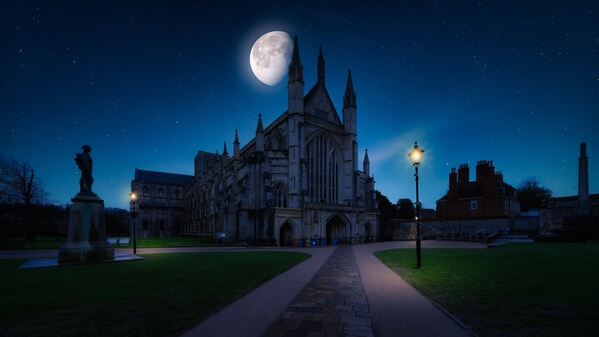 Night composition of the cathedral.