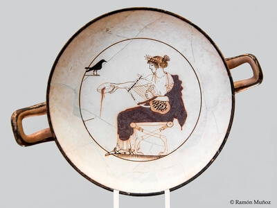 Kylix blanco con Apolo haciendo una libación, 480-470 a.C.