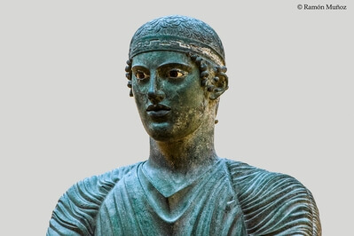 The charioteer of Delphi, 480-470 BC. Found at Delphi, it is thought to have been a votive offering brought there by Polygalus of Gera from southern Sicily to commemorate a victory in the chariot races of 476 BC.
The figure still has many archaic elements in its production, so it cannot be said that it belongs to the Severe Period, but when the head is made, the evolution is evident, because of how real it is, even in bronze. The ethos, the character of the figure, is very well achieved.