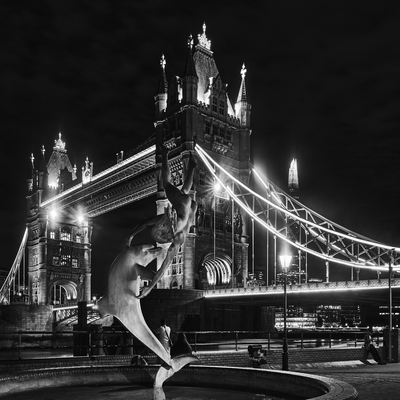photos of London - Girl with a Dolphin Fountain