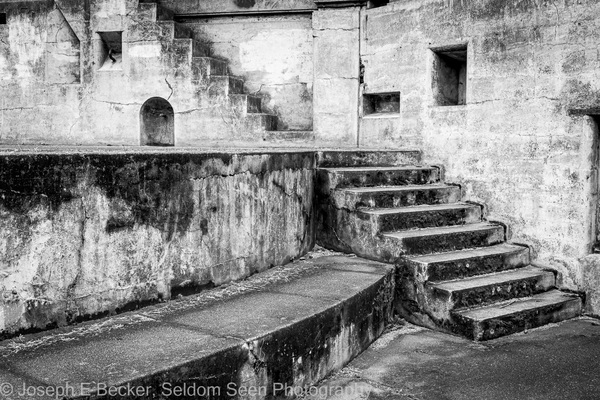Black and white stairs, Battery Tolles