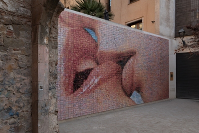 Barcelona instagram spots - The World Begins With Every Kiss (The Kiss Mural)