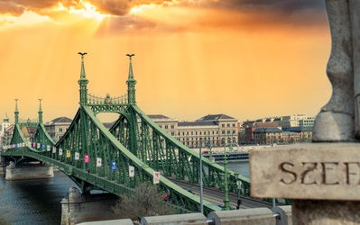 Budapest photography spots - Liberty Bridge from Gellerthegy Jubileumi Park
