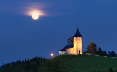Slovenia photos - Jamnik Church Side View